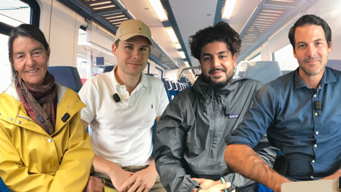 Vier Personen, die im Zug sitzen
