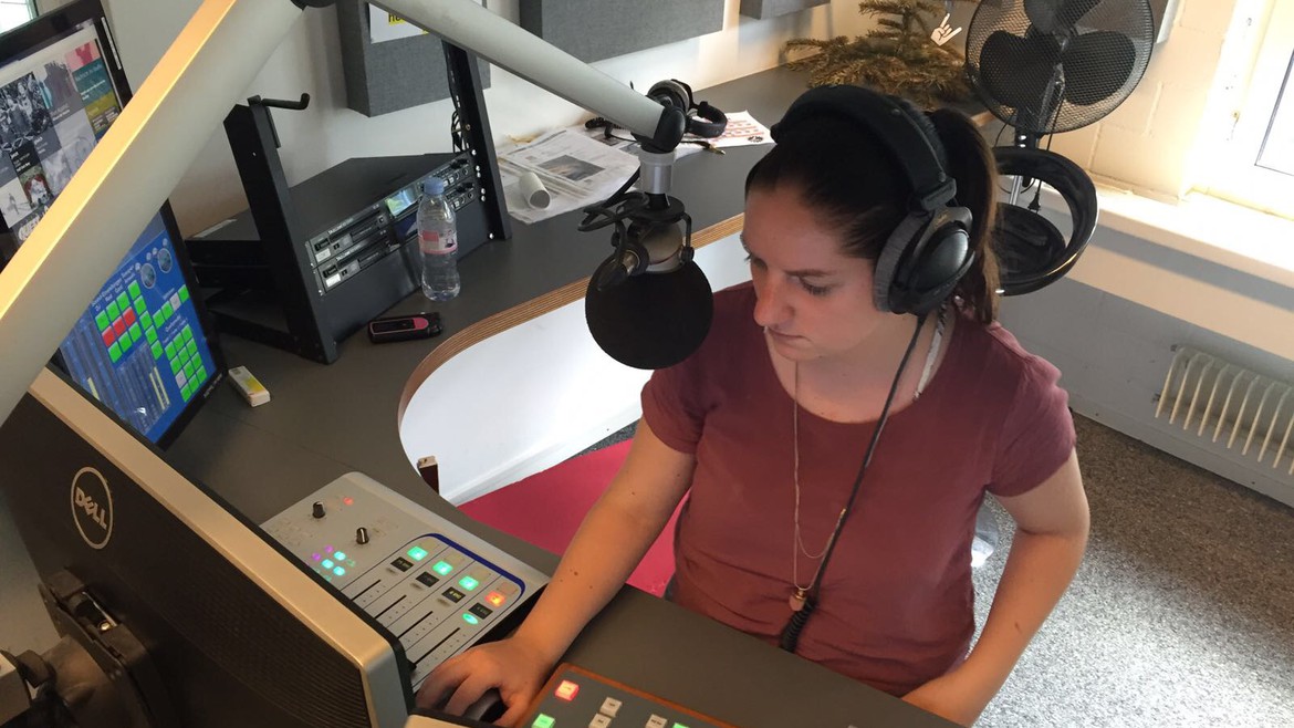 Giulia (26) am Mikrofon im Radiostudio