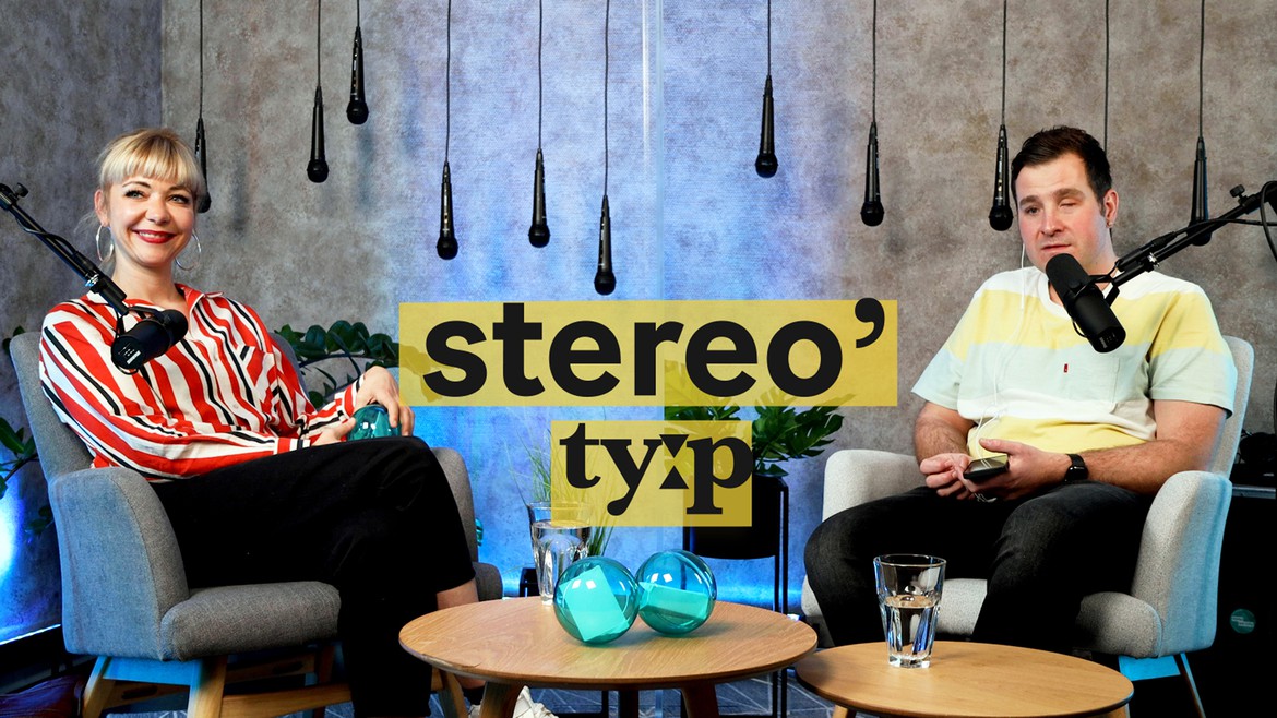 Léa Spirig und Yves Kilchör sitzen mit Mikrofonen im Studio von SRG Insider