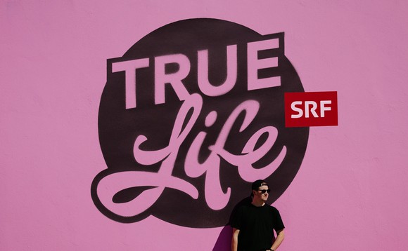 true life Graffiti auf pinkem Hintergrund