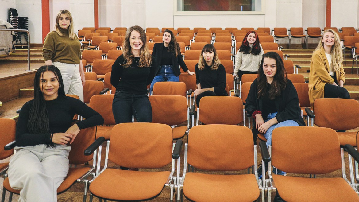 Teamfoto von Luana, Flavia, Fabrizia, Karin, Stefani, Sarah, Larissa und Arzije