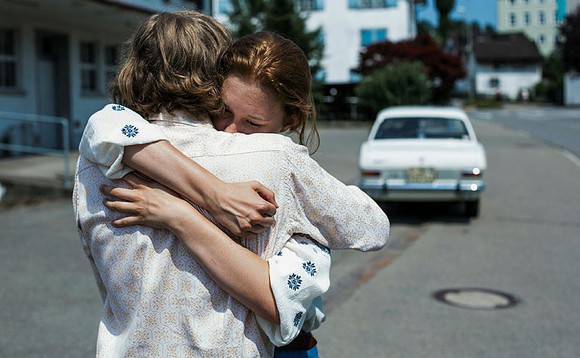 Zwei Teenager umarmen sich.