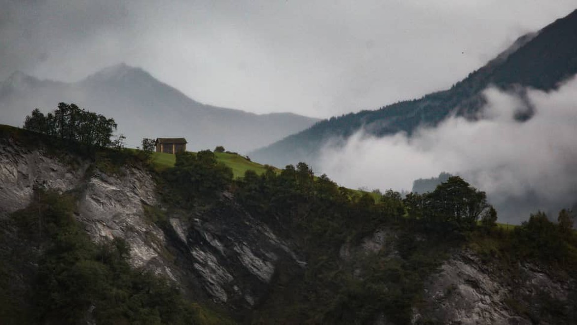 Die Serie spielt in einem fiktiven Dorf in den Bündner Bergen.