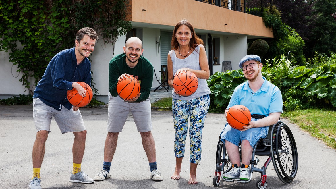 Renato Kaiser spielt Basketball mit Menschen mit einer körperlichen Beeinträchtigung