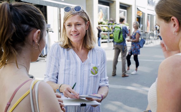 Die Grüne Nationalratskandidatin Florence Brenzikofer sammelt in Liestal Unterschriften