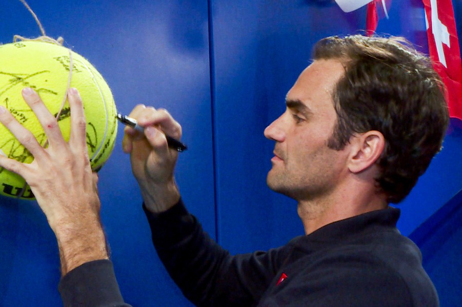 Roger Federer gibt Autogramme
