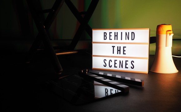 Ein Leuchtkasten, auf dem «Behind the Scenes» steht