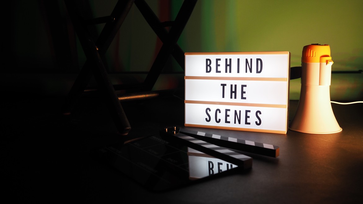 Ein Leuchtkasten, auf dem «Behind the Scenes» steht