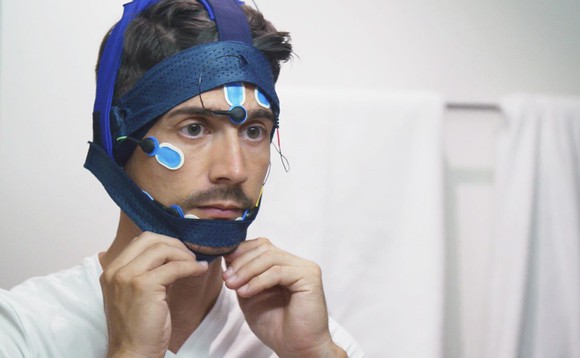 «Einstein»-Moderator Tobias Müller trägt ein Hightech-Stirnband