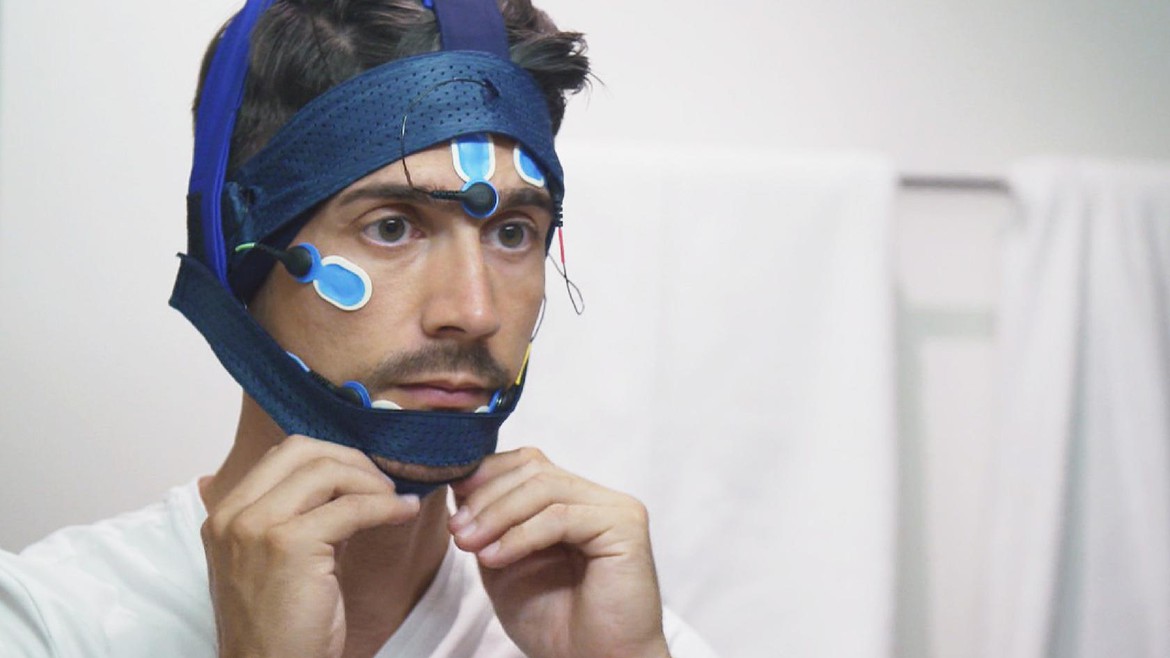 «Einstein»-Moderator Tobias Müller trägt ein Hightech-Stirnband