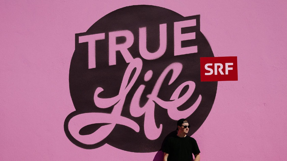 True-Life-Graffiti auf pinkem Hintergrund