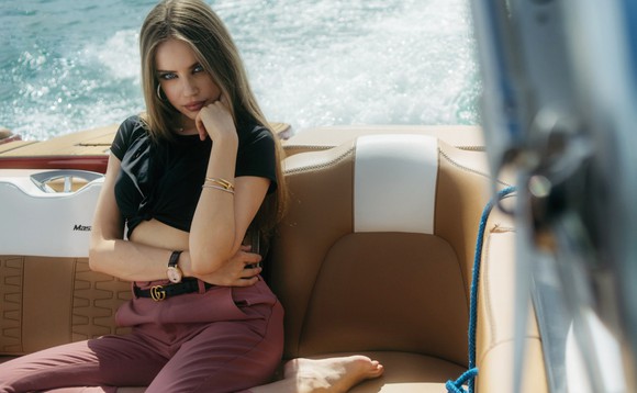 Xenia Tchoumitcheva hat es sich auf einem Motorboot auf dem Lago Maggiore bequem gemacht