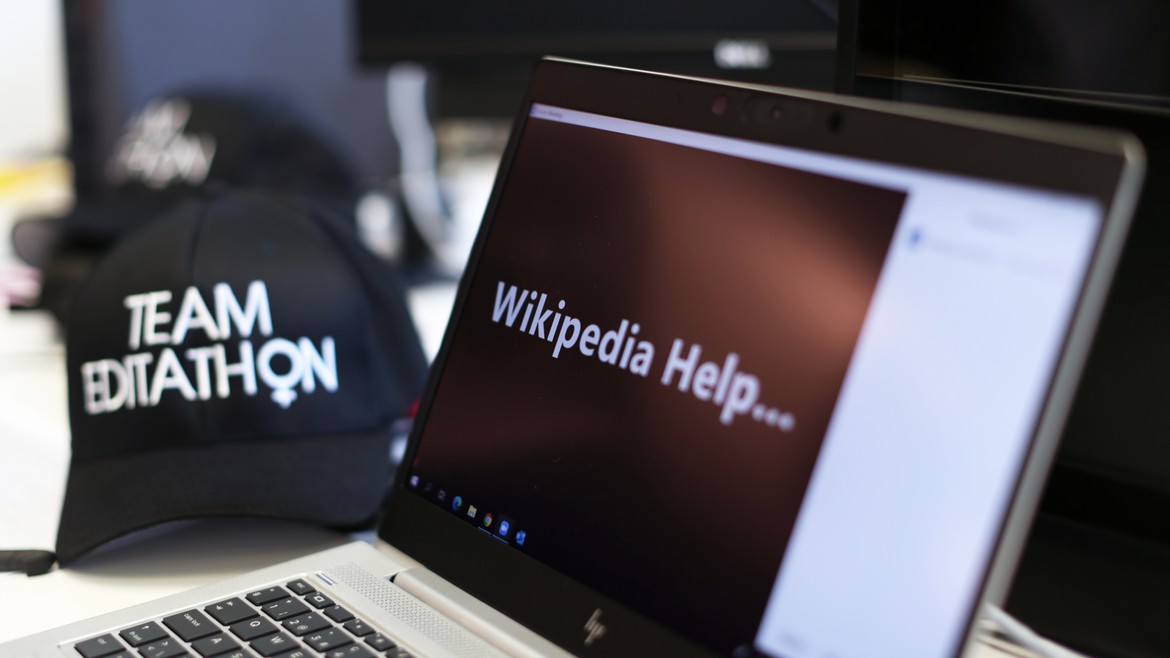 Ein Laptop mit der Aufschrift «Wikipedia Help»
