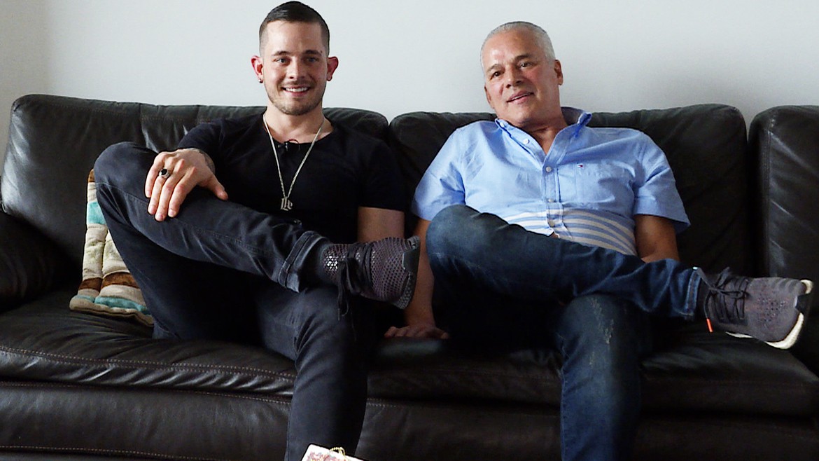 Loco Escrito mit seinem Vater Fernando Herzig auf der Couch.