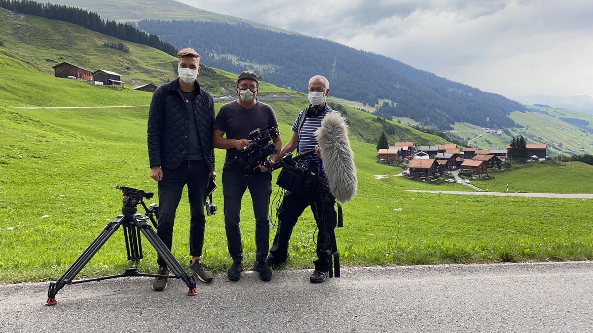 Journalist Livio, Kameramann Dominik und Tönler Jürg vor dem Dorf Vrin