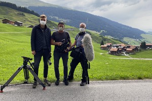 Journalist Livio, Kameramann Dominik und Tönler Jürg vor dem Dorf Vrin