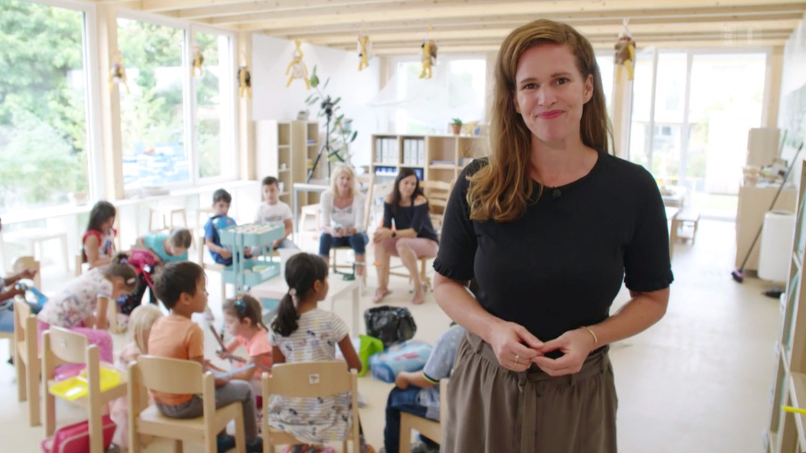 «Einstein»-Moderatorin Kathrin Hönegger in einem Kindergarten