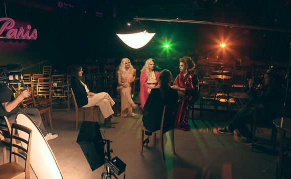 «Kulturplatz»-Moderatorin Nina Mavis Brunner mit drei Drag Queens der Late Night Drag-Show