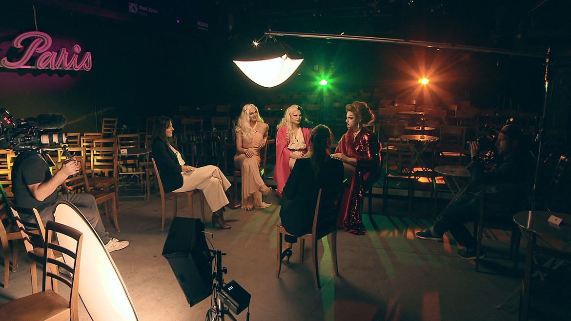 «Kulturplatz»-Moderatorin Nina Mavis Brunner mit drei Drag Queens der Late Night Drag-Show