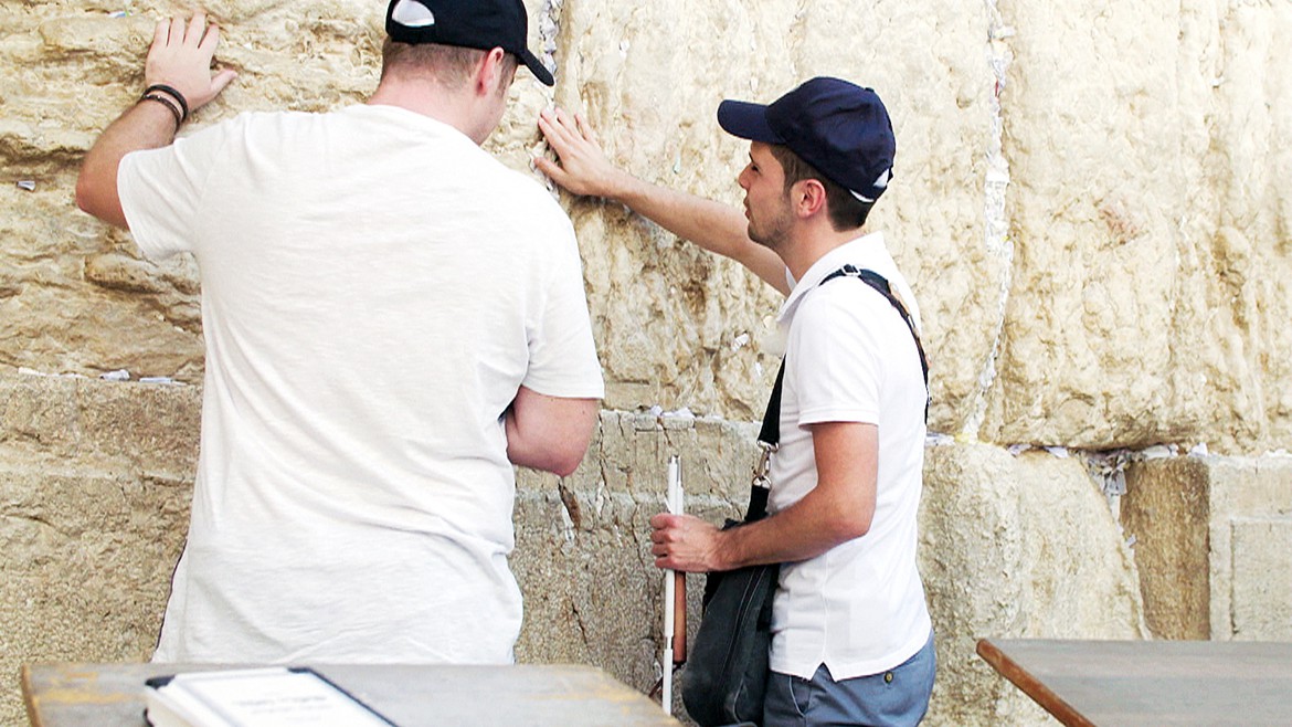 Yves und Jonas berühren die Klagemauer in Jerusalem