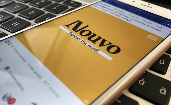 Symbolbild mit Mobiltelefon, auf dem Bildschirm Logo von «Nouvo»