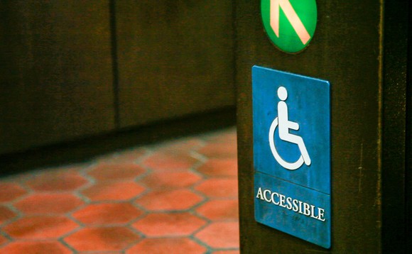 Symbolbild für Accessibility: Ein Symbol eines Rollstuhlfahrers an einem Durchgang.