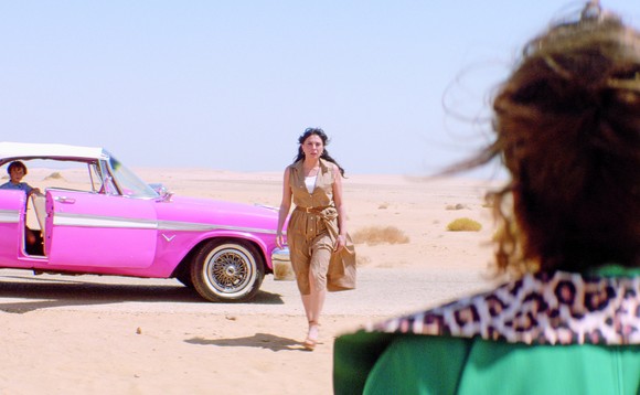 Filmstill aus «Retour en Alexandrie»: Sue und ihre Mutter Fairouz düsen im Auto an Pyramiden vorbei