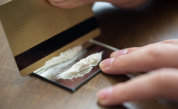 Nahaufnahme Kokain wird mit Kreditkarte in Linien unterteilt