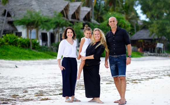 Mona Vetsch am Strand von Sansibar zusammen mit Nicole Pavlin, Ehemann Rachid und ihrer Tochter