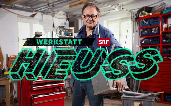 Keyframe «Werkstatt Heuss»: Stefan Heuss steht in seiner Werkstatt und blickt in die Kamera.