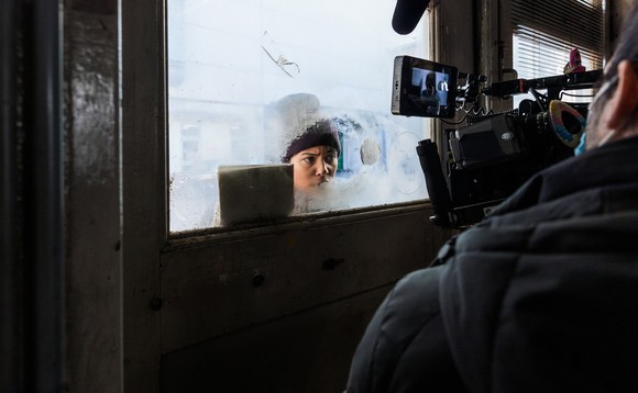 Meryl Marty als Agotha Bayani schaut durch ein Garagenfenster