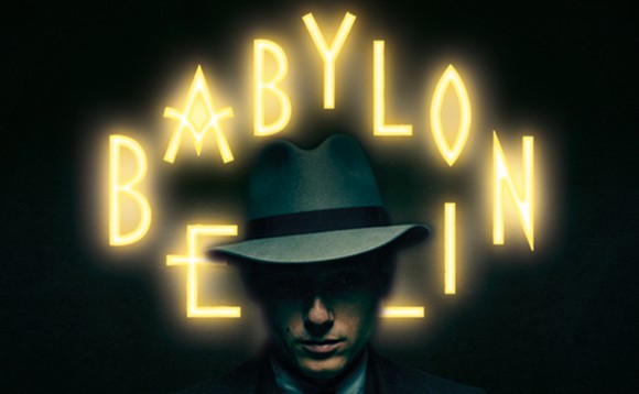 Mann mit Hut vor Babylon Berlin Leuchtschrift