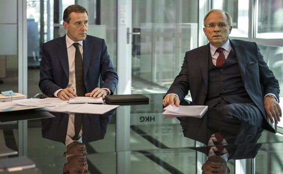 Alexander Maier und Hans-Werner Brockmann sitzen nebeneinander an einem Glastisch im Büro