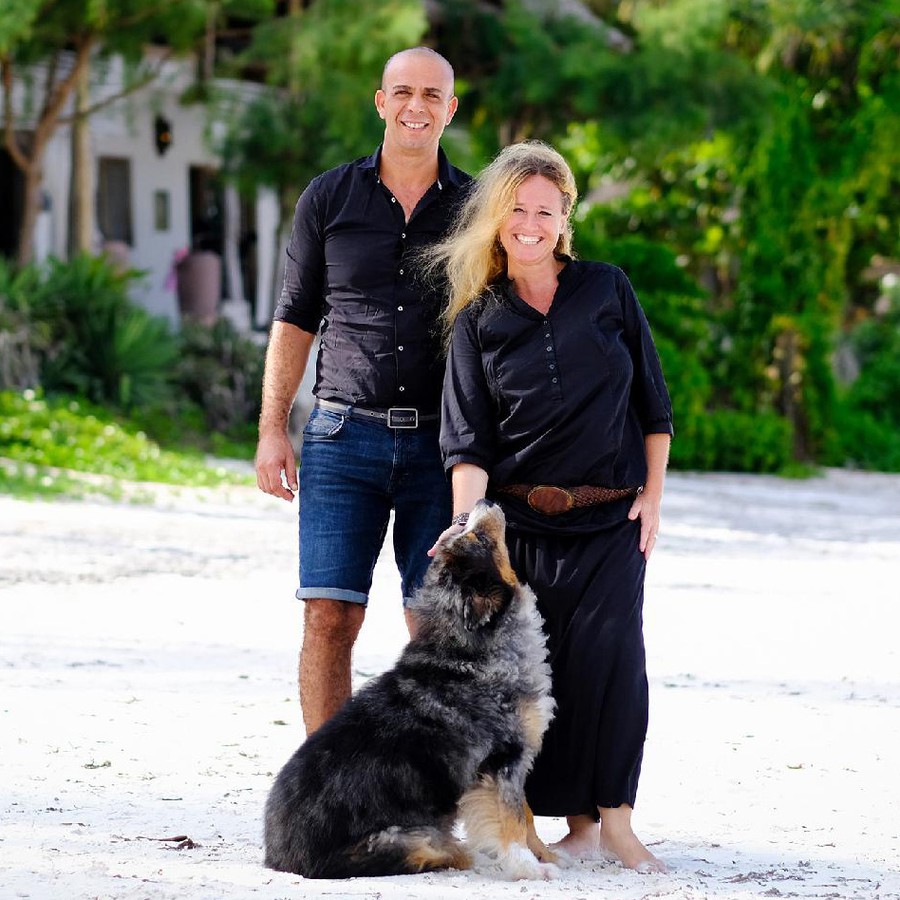 Nicole und Rachid am Strand von Sansibar zusammen mit ihrem Hund