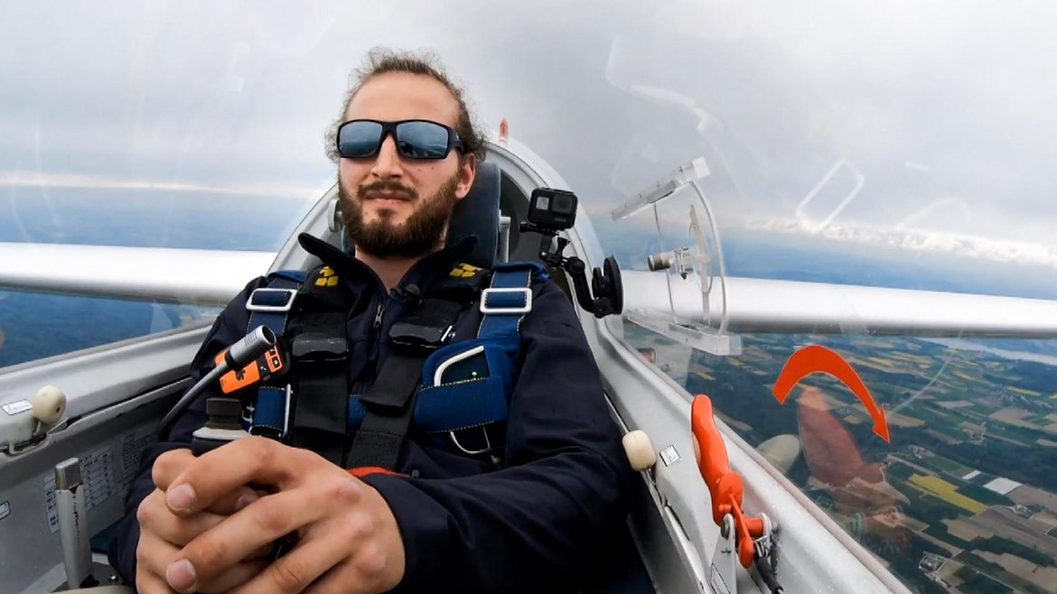 Luftakrobat Jonas Langenegger im Cockpit seines Segelflugzeugs