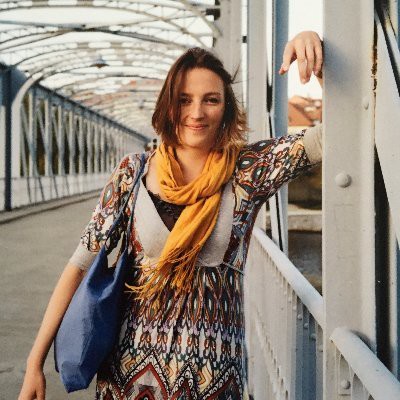Auslandredaktorin Melanie Pfändler steht auf einer Brücke