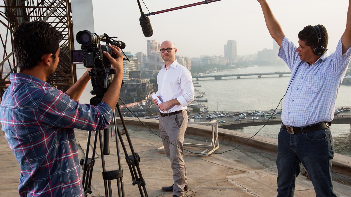 Nahost-Korrespondent Pascal Weber mit Kamera- und Tonmann.