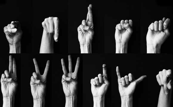 Hände die verschiedene Zeichen in Gebärdensprache machen