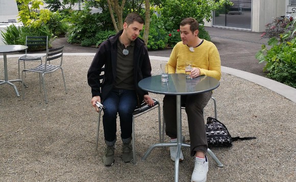 Jonas Pauchard (l.) und Yves Kilchör beim Interview im Mediengarten von SRF