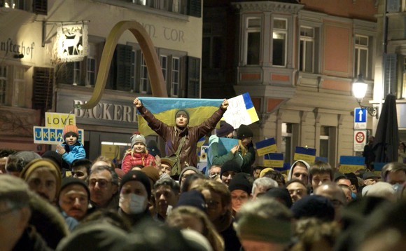 Bild einer Demonstration an der eine Ukraine- Flagge geschwenkt wird.