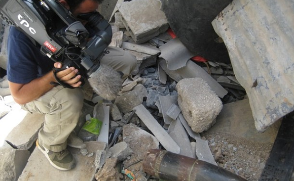 Kameramann Matthias filmt zwischen den Trümmern einen Sprengkopf.