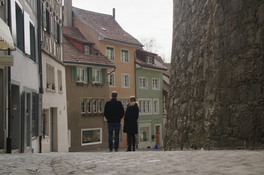 Roman und seine Frau spazieren durch die Altstadt