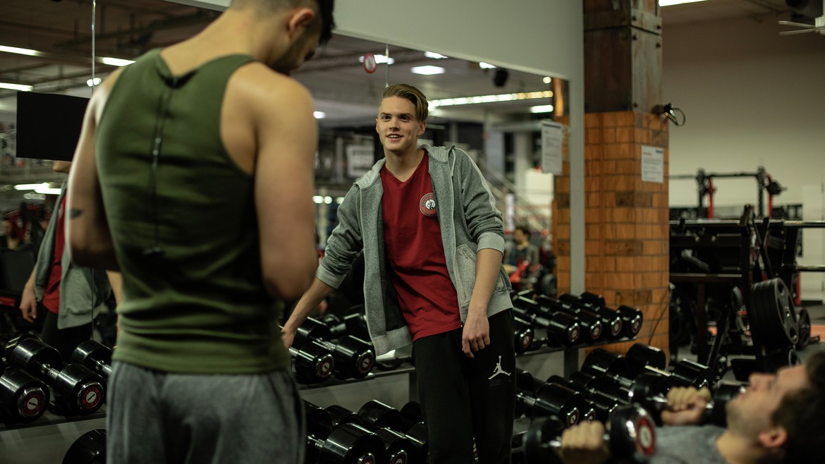 Kuzey (Ali Kandas) und Dominic (Gabriel Noah Maurer) treffen Gym-Mitarbeiter Aron (David-Joel Oberholzer).