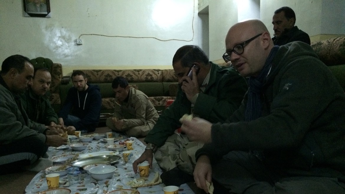 Pascal Weber beim Nachtessen auf einer Peshmerga-Basis am Berg Sinjar, wo sie übernachtet haben.
