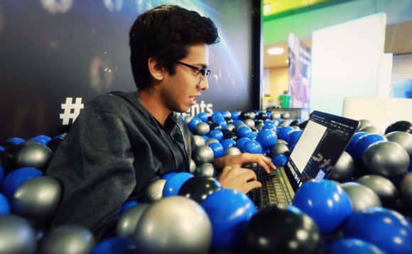 Junger Programmierer sitzt an seinem Laptop im «Bällelibad»