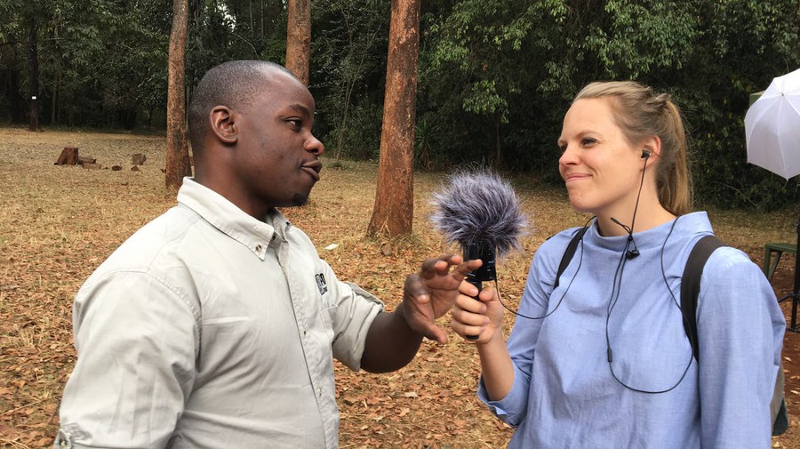 Afrika-Korrespondentin Anna Lemmenmeier bei einem Interview