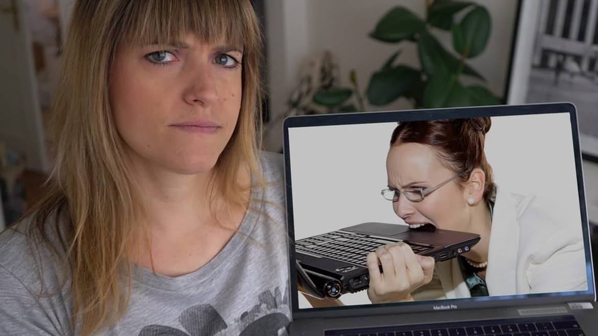 «Forward»-Host Steffi hält einen Laptop mit einem Stock Image hoch