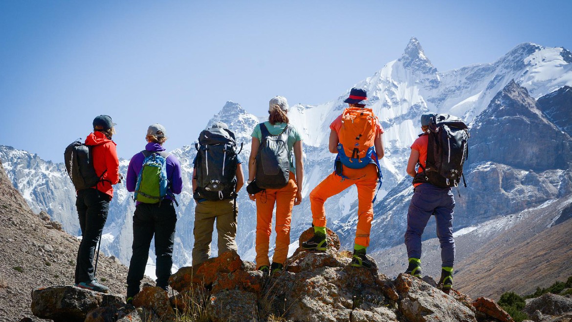 Das Expeditionsteam auf dem Gipfel ihrer Träume, dem Pamir-Gebirge in Kirgistan