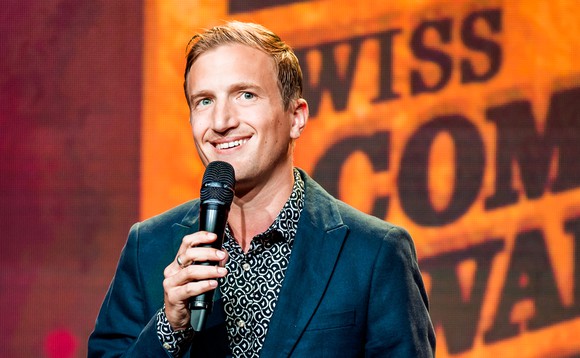 Moderator Stefan Büsser steht auf der Bühne der Swiss Comedy Awards
