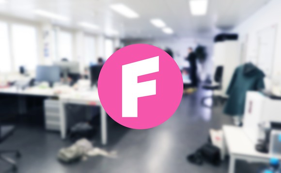 Das Büro der Redaktion mit dem Logo des Kanals (weisses «F» auf pinkem Hintergrund)